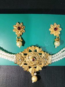 Elegant Pearl and Gold Necklace Set
