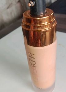 this foundation from huda beauty 💖