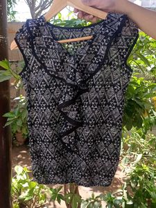 Stylish Black & White Geometric Print Top