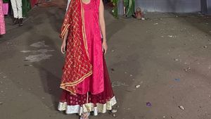 🚨price dropFloral Embroidered Lehenga Skirt