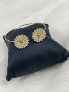 Daisy Bangle Bracelet Small size