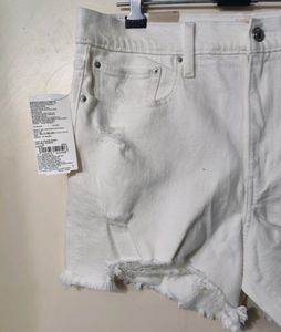 Levi's Women Casual shorts.  New With Tag.