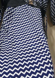 Elegant Navy &amp; White Chevron Print Dress
