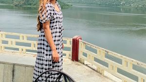 Squared Neck Balloon Sleeve Checked Size M