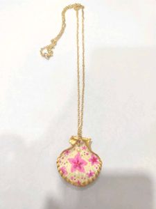 Floral Seashell Pendant Necklace