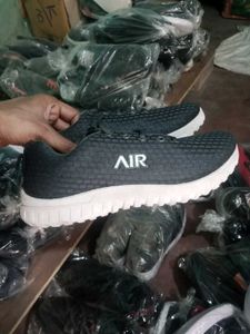 NEW NO USED SPORTS SHOES FOR MEN.