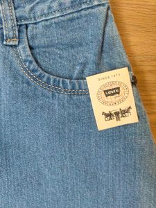 Classic Light Wash straight Leg Jeans