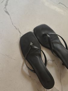 Chic Black Thong Sandals