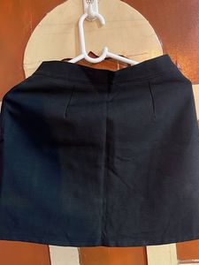 Black button skirt, looks chic
