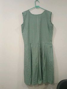 Chic Green Gingham V-Neck Dress