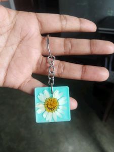 Daisy Resin Keychain