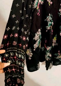 Black Floral Top 🛍️🖤
