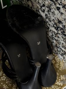 Elegant Black Heeled Sandals