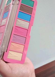 Makeup Revolution Vibrant Eyeshadow Palette