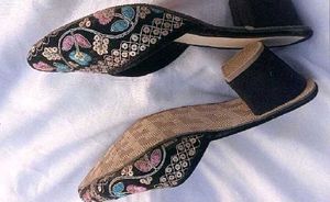 Floral Embroidered Block Heel 👠