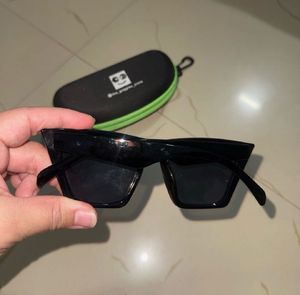 Stylish Black Cat-Eye Sunglasses with Case