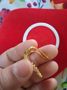 Elegant Gold Ring with Sparkling Stones