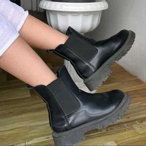 Chic Black Chelsea Boots