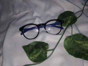 Black Frame Glasses📍