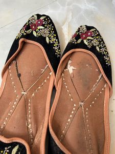 Embroidered &amp; Beaded Black Juttis 🖤