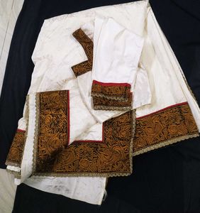 Off White Printed Saree With 3/4th Sleeve Blouse