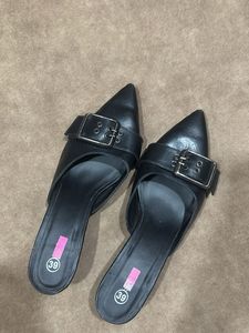 Chic Black Pointed Toe Mules