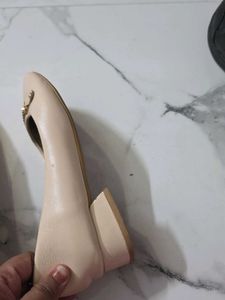 Elegant Beige Ballet Flats with Gold Accent