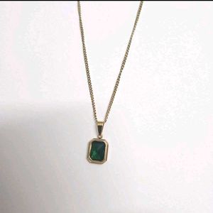 Elegant Emerald Pendant Necklace