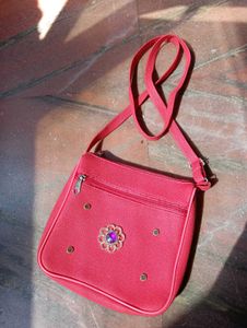 🚫 Free delivery..Chic Red Crossbody Bag