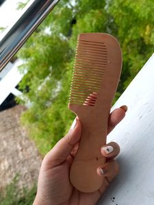 Wooden Comb With Comfortable Handspace
