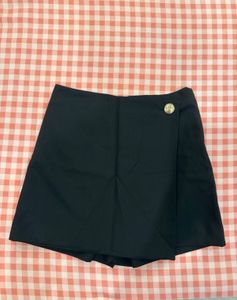 H&M Black Skort with button