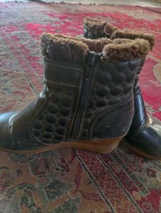 Stylish Wedge Boots with Fur Trim