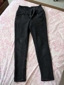 Stylish Black High-Waisted Jeans
