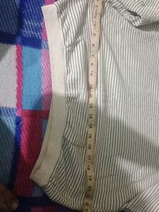 white black striped tshirt crop