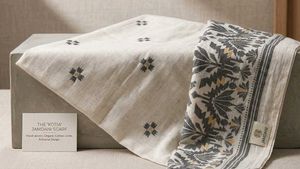 Stylish White &amp; Blue Geometric Print Dupatta