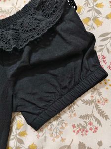 🖤 Elegant Black Off-Shoulder Top 🖤