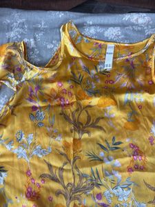 xs size Chic Yellow Floral Cold Shoulder Top