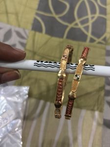 gold-tone bangle/bracelet set with a delicate, tra