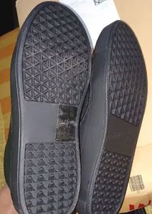 Black H&amp;M Sneakers with bill or box