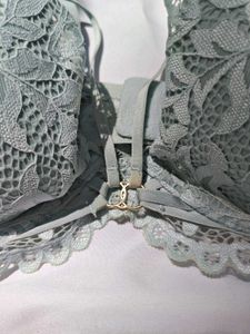 Delicate Lace Front Closure Bra