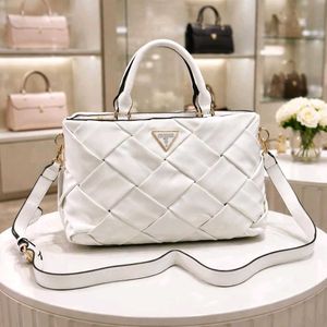 GUESSZAINA MEDIUM SATCHEL HAND BAG