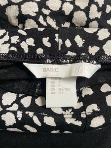 Stylish Black &amp; White Patterned Leggings