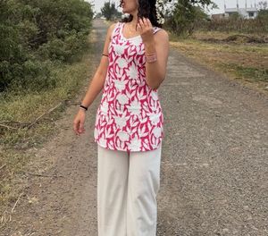 Chic Floral Print Sleeveless Kurta Size M