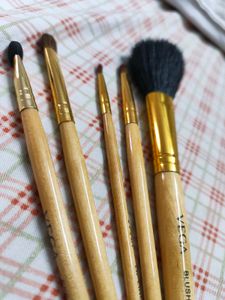 Vega Makeup Brush Set Of 5 🎀 (Negotiable)