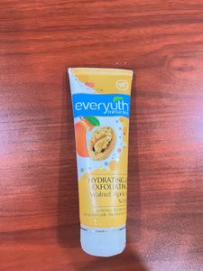 Everyuth Naturals Walnut Apricot Scrub
