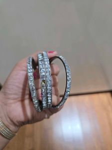 🎉Today only🎉Set of 4 Sparkling Bangles