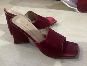Retro-Walk Velvet Finished Heels