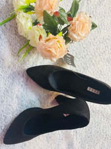 Chic Black Pointed Flats