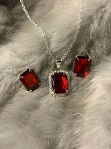 Elegant Emerald Necklace & Earrings Set