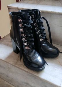 Chic Black Lace-Up Chunky Heel Boots